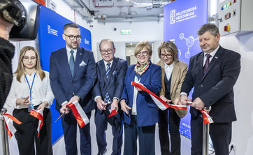 Uroczyste otwarcie Magazynu Odczynników i Odpadów Chemicznych PRz. Od lewej: dr inż. M. Szpiłyk, M. Kulasek, W. Buż, T. Kubas-Hul, prof. PRz B. Mossety-Leszczak, prof. P. Koszelnik,