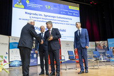 Wręczenie nagrody Olgierdowi Dziekońskiemu,