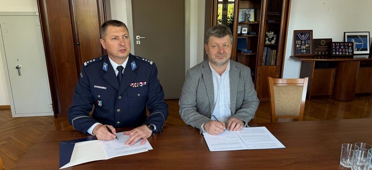 Od lewej: insp. Andrzej Patrzałek, prof. Piotr Koszelnik,