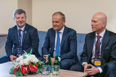 Od lewej: rektor prof. P. Koszelnik, premier D. Tusk, prof. J. Sęp,