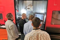 Przedstawiciele firmy Sandvik Coromant i studenci WBMiL,